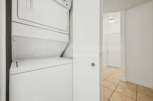 Building Photo - 280 S Elizabeth Way