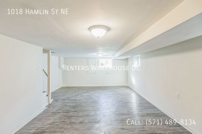 Building Photo - Newly renovated 3bd/1.5bth end unit TH Nes...