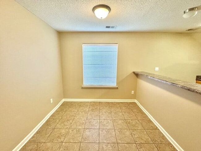 Building Photo - Move In Special! Check Out This 3 Bedroom ...