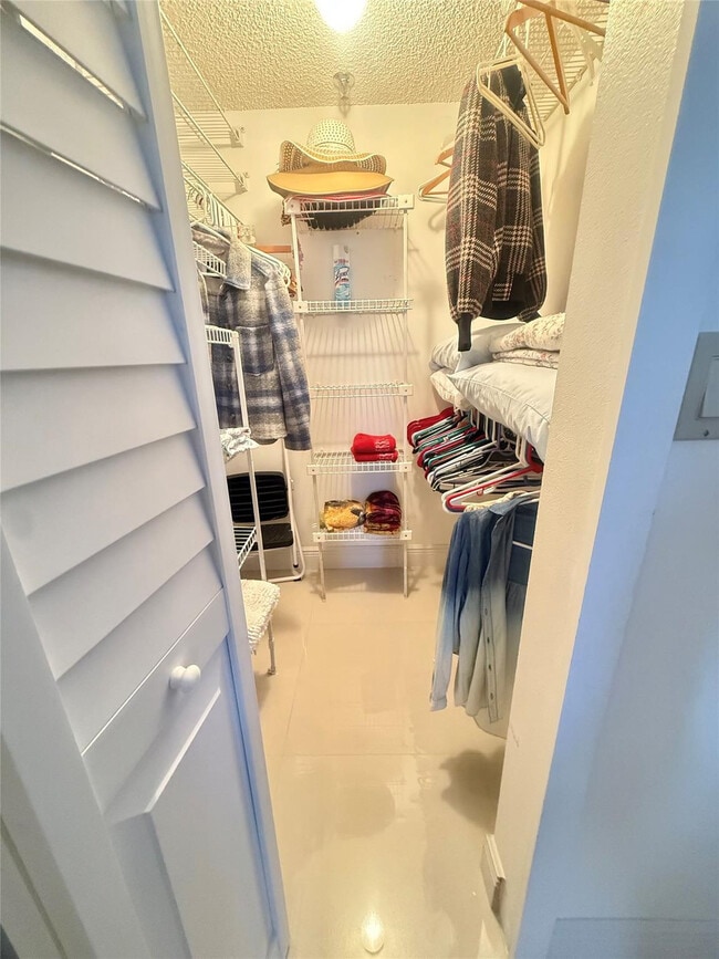 Building Photo - 4640 Lucerne Lakes Blvd W