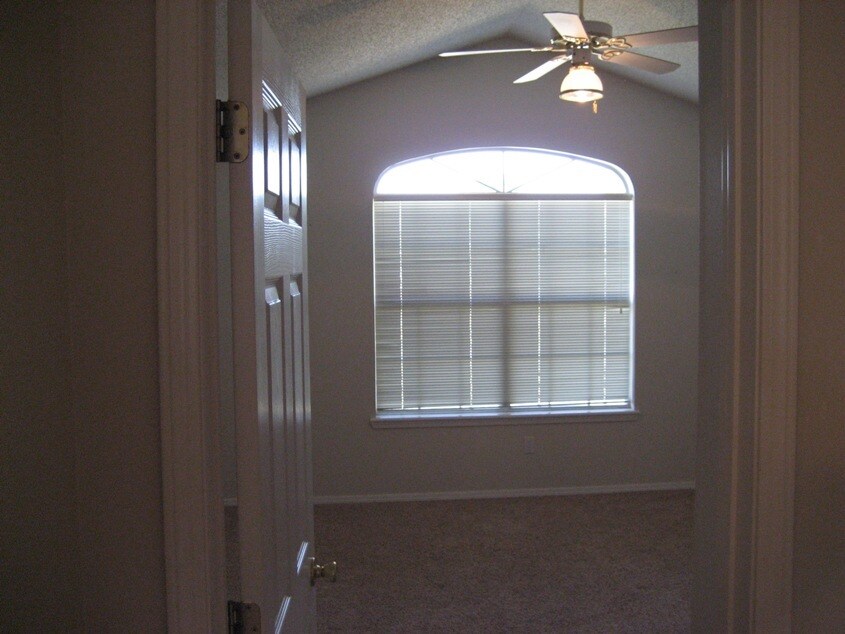 Building Photo - 1010 S Liberty Dr