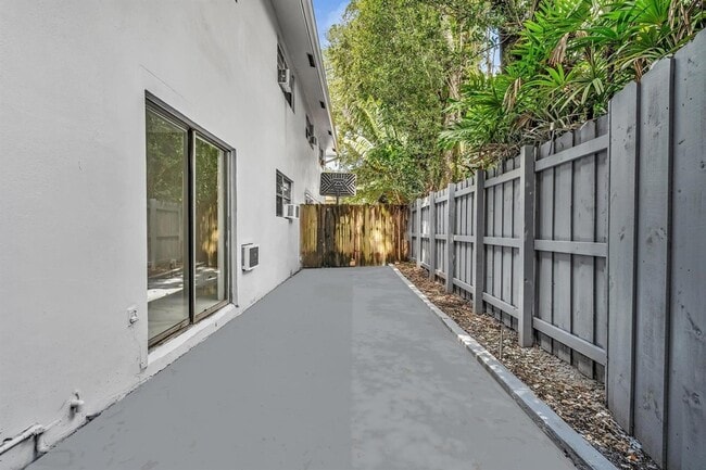 Building Photo - 626 SW 14th Ave