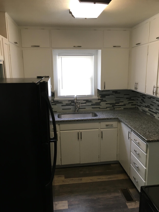 Building Photo - 629 Sylvan Ln