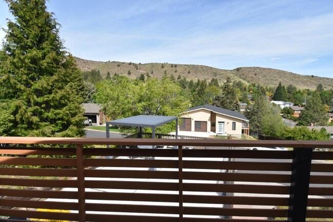 Building Photo - 1641 Ridgecrest Dr