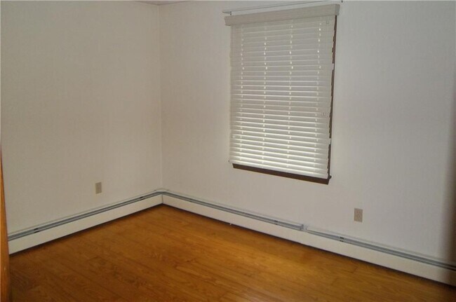 Building Photo - 213 Narrow Ln