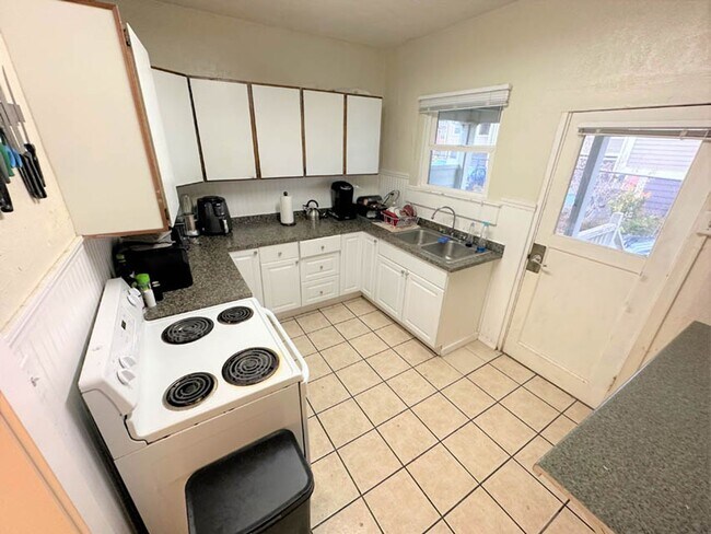 Building Photo - Monroe & 23rd St. Big 6 Bed 2 bath Home