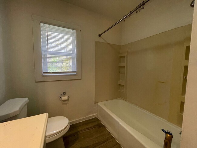 Building Photo - Abbott Court Apartments