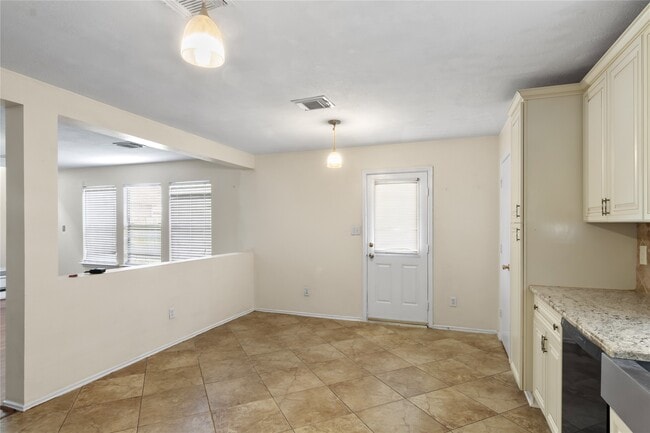 Building Photo - 5815 Clerkenwell Dr