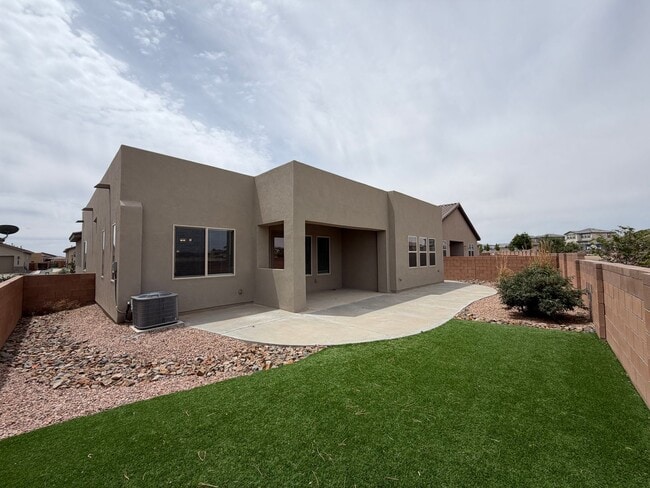 Building Photo - Luxury Single Story 3 Bedroom Plus Office / Sitting Room Recent Construction Available in Exclusi...