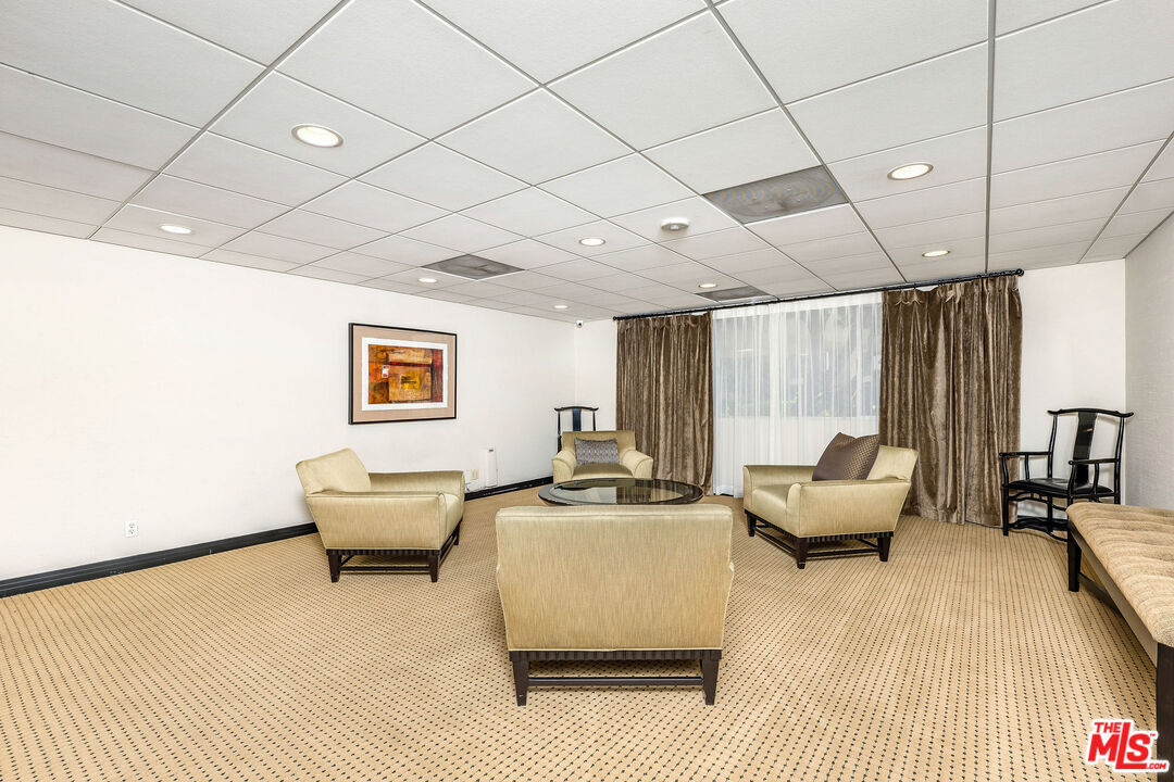 Building Photo - 100 S Doheny Dr