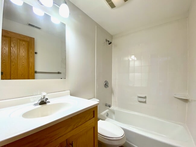 Building Photo - 2736 W Evergreen Avenue C