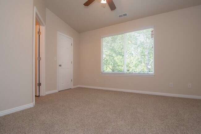 Building Photo - Beautiful Townhome in Great Location!