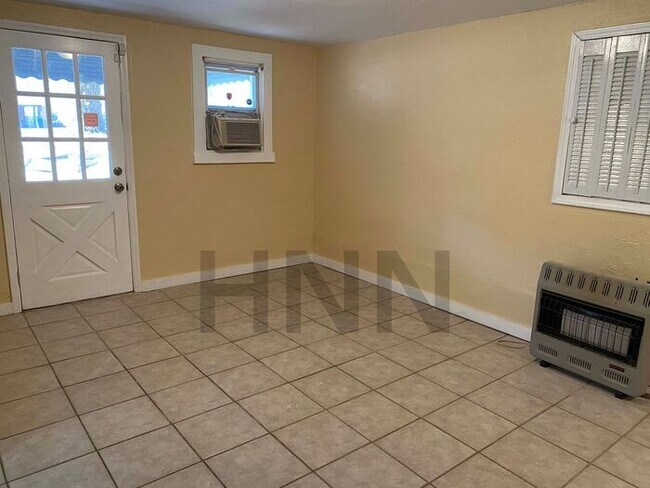 Building Photo - Spacious 2 Bedroom Terrace Level Apartment