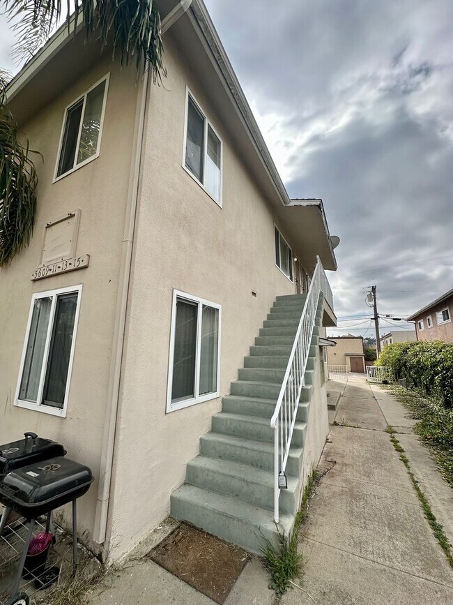 Building Photo - Available March 1st--3 bedroom 1 bath apartment walking distance to USD campus