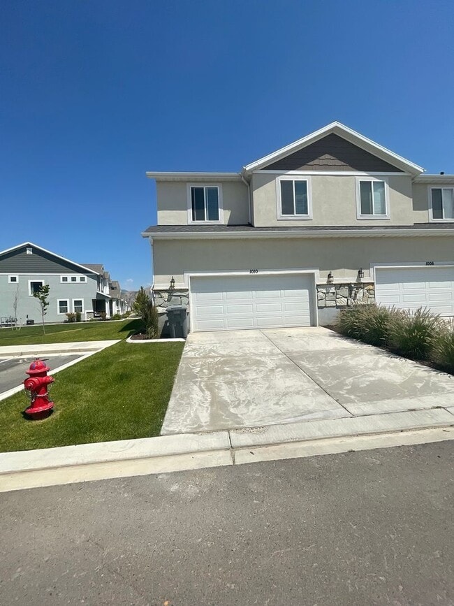 Building Photo - Newer Santaquin Townhome
