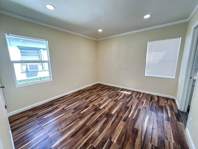 Building Photo - Charming 2-Bedroom Home in North Hollywood!
