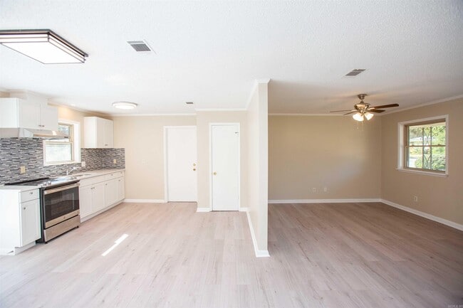 Building Photo - 29 Meadowbrook Dr