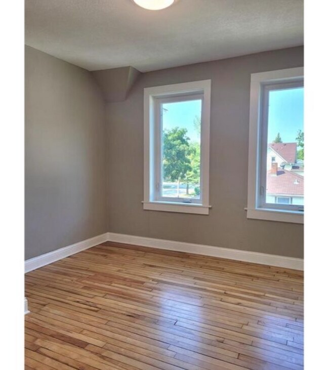 Building Photo - 235 Cottage Ave E