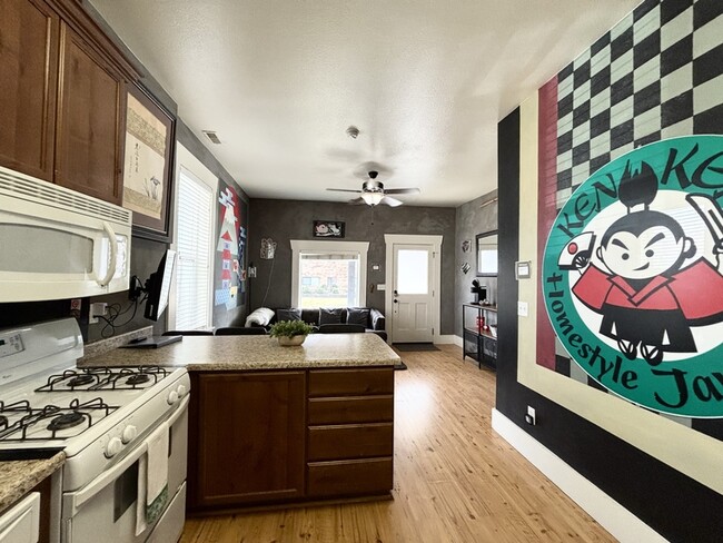 Building Photo - 608 Park St.