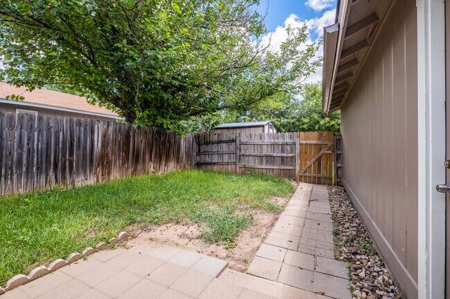 Building Photo - 2 Bedroom, 1 Bath Duplex with 1 Car Garage...