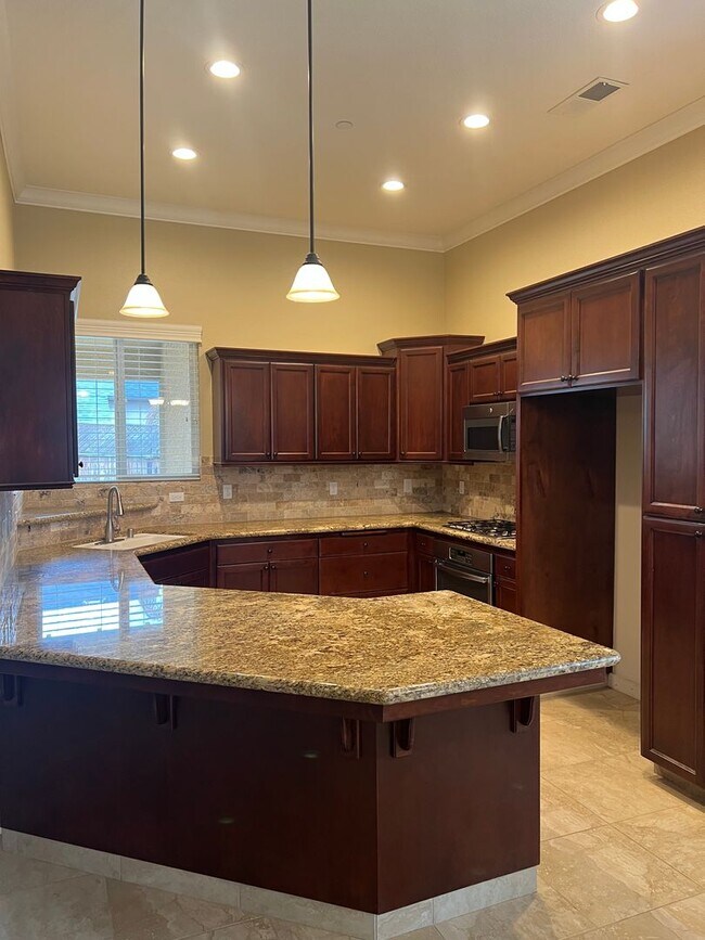 Building Photo - Beautiful Family Home