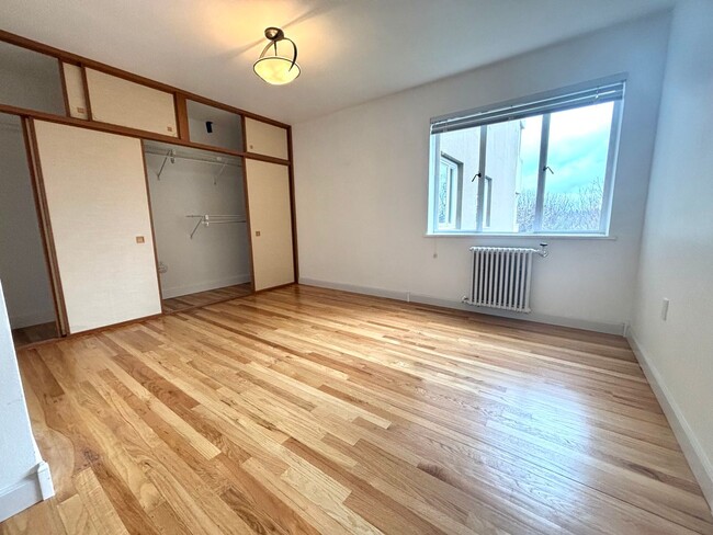 Building Photo - Spacious East Queen Anne 1 Bedroom Condo f...