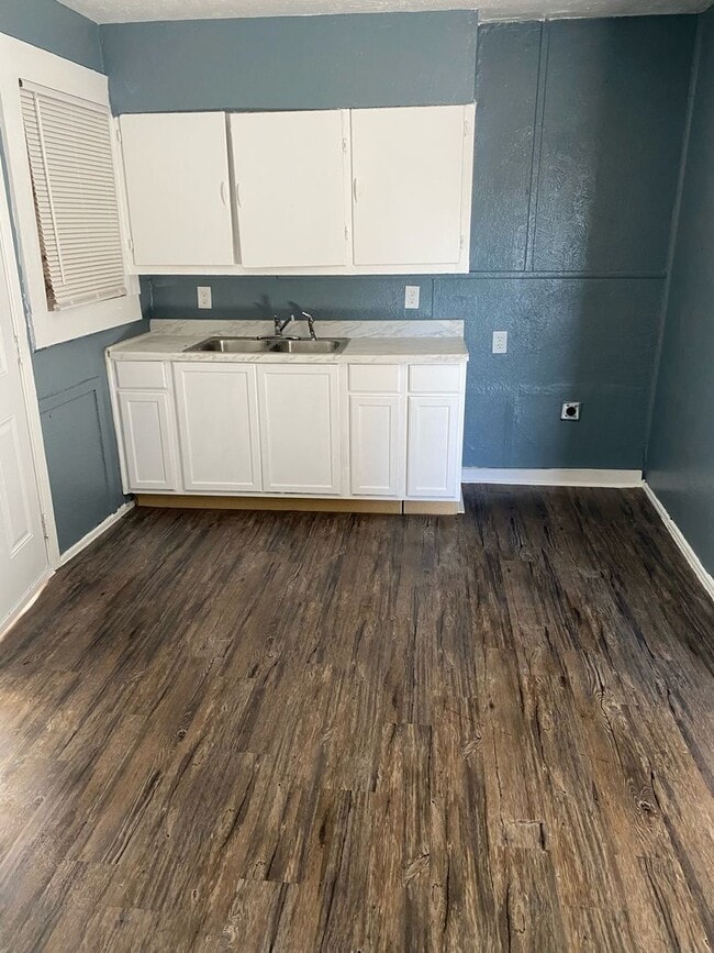 Building Photo - Newly Reduced Price! 2 Bedroom 1 Bath; Se Habla Espanol