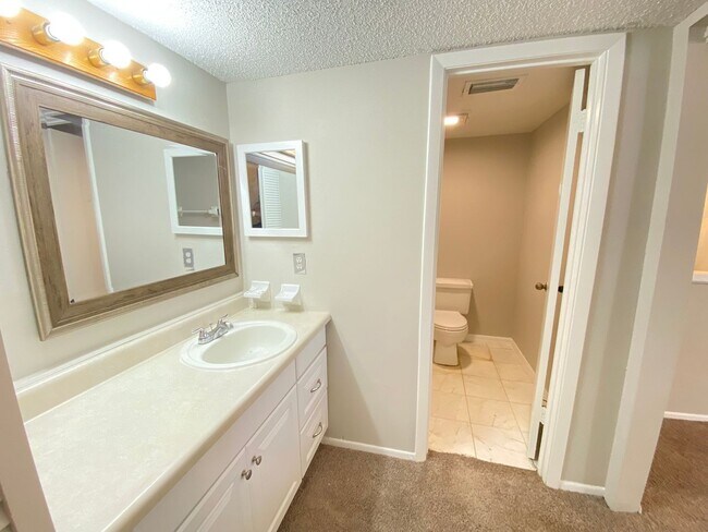 Building Photo - SANDY COVE CONDO - 1BR/1BA WITH BALCONY