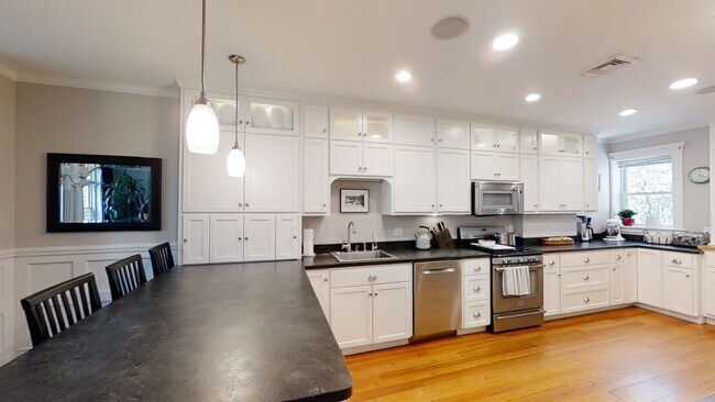 Building Photo - 6 Strathmore Rd