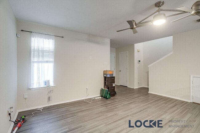 Building Photo - Cozy 2 bed, 1.5 Bath Townhome with Fenced ...