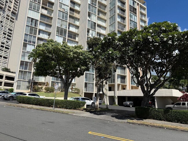 Building Photo - Remodeled 2 bedroom, 1 bath with assigned ...