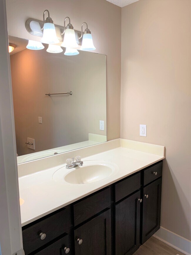 En Suite Bath 1 - 137 Colemont Dr