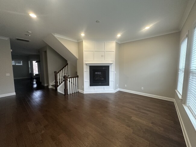 Building Photo - Spacious Town Home Inside Beltline