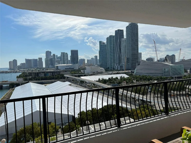 Building Photo - 555 NE 15th St