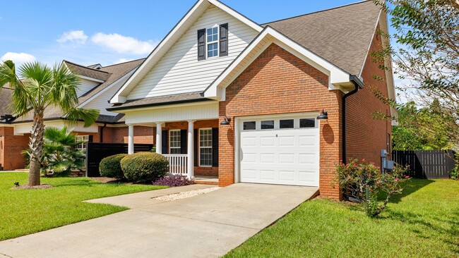 Building Photo - Luxury Townhouse