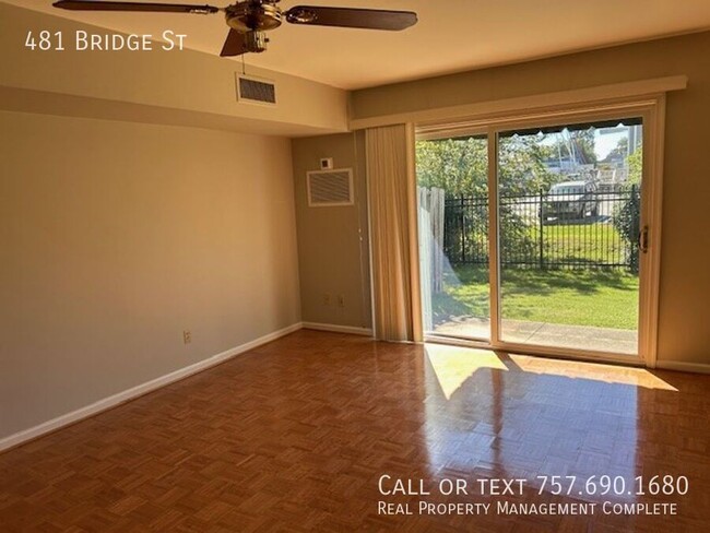 Building Photo - 2 BR, 1.5 BA, 1,028 SF townhouse located i...