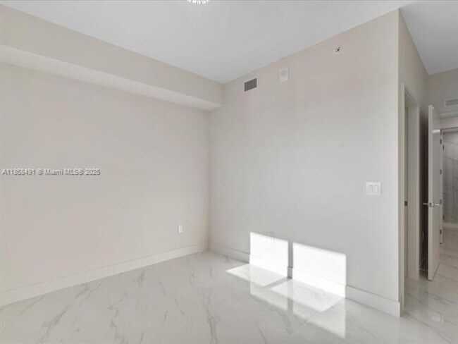 Building Photo - 700 NE 24th St