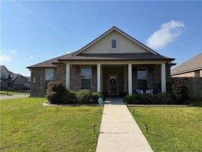 Building Photo - Welcome home to this **beautiful 4-bedroom, 2-bath rental