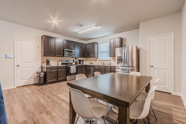 Building Photo - 1441 Tall Pine Way