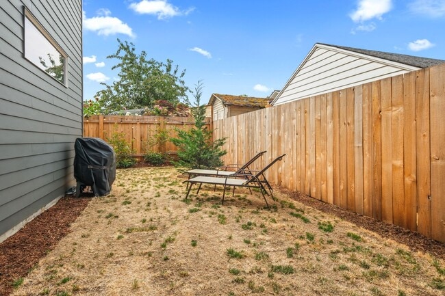 Building Photo - 6417 N Greenley Ave #4