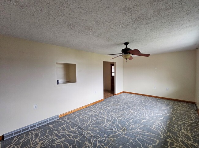 Building Photo - 3 bed/1.5 bath house near Sabraton