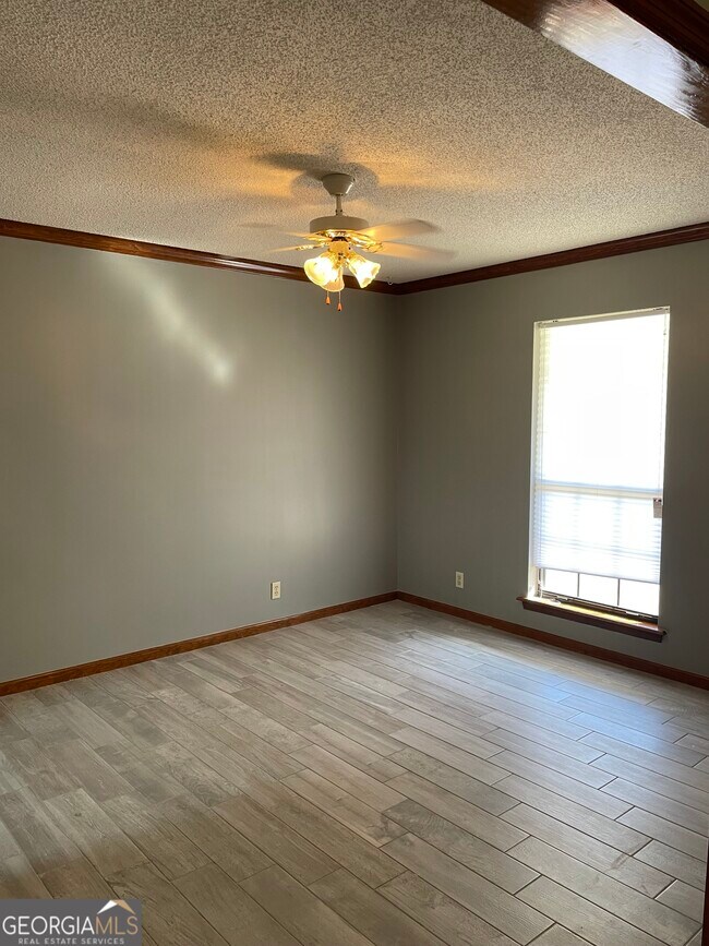 Building Photo - 211 N Woodvalley Dr