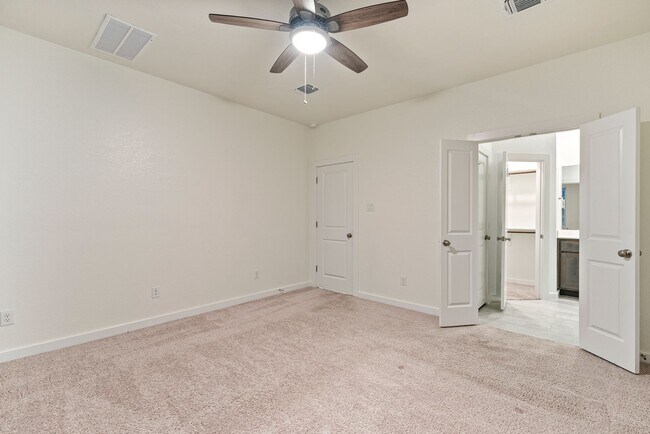 Building Photo - Beautiful 4 bedroom, 3 bathroom home in Hu...