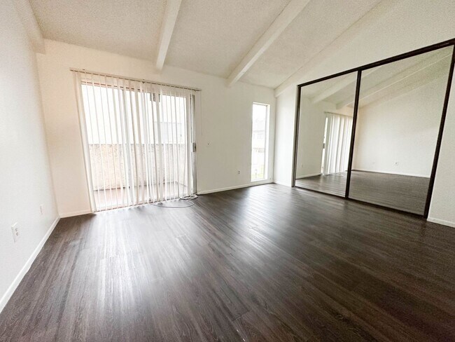Building Photo - Townhome AVAILABLE NOW in Colton. 2 Bed / 2 Bath Floorplan  + Garage!