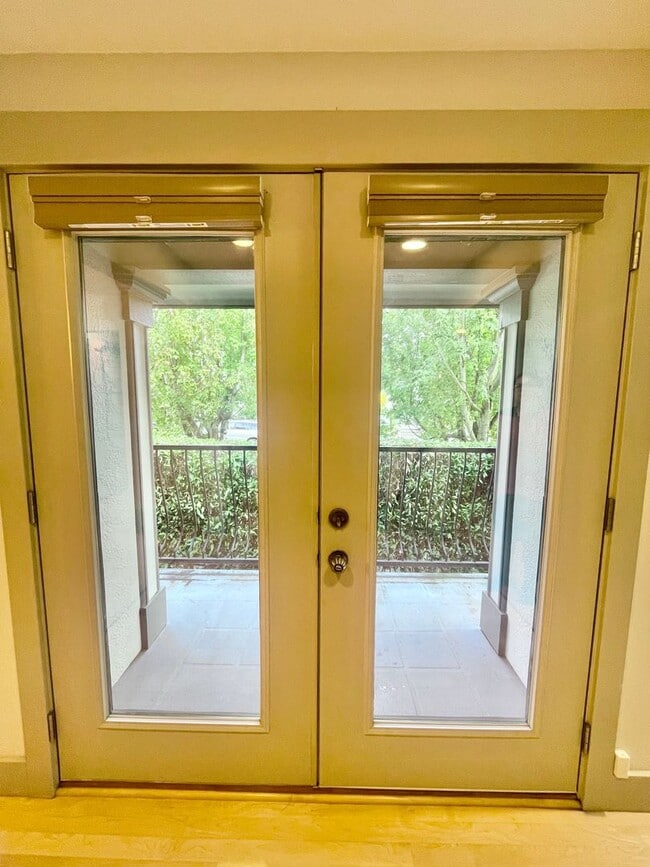 Building Photo - AVAILABLE NOW 3 BD 3.5 BA Townhome in Fremont