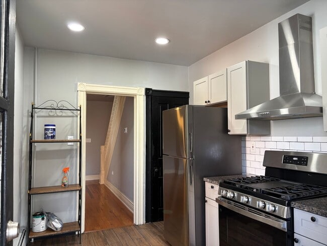 Building Photo - 948 W Maple St