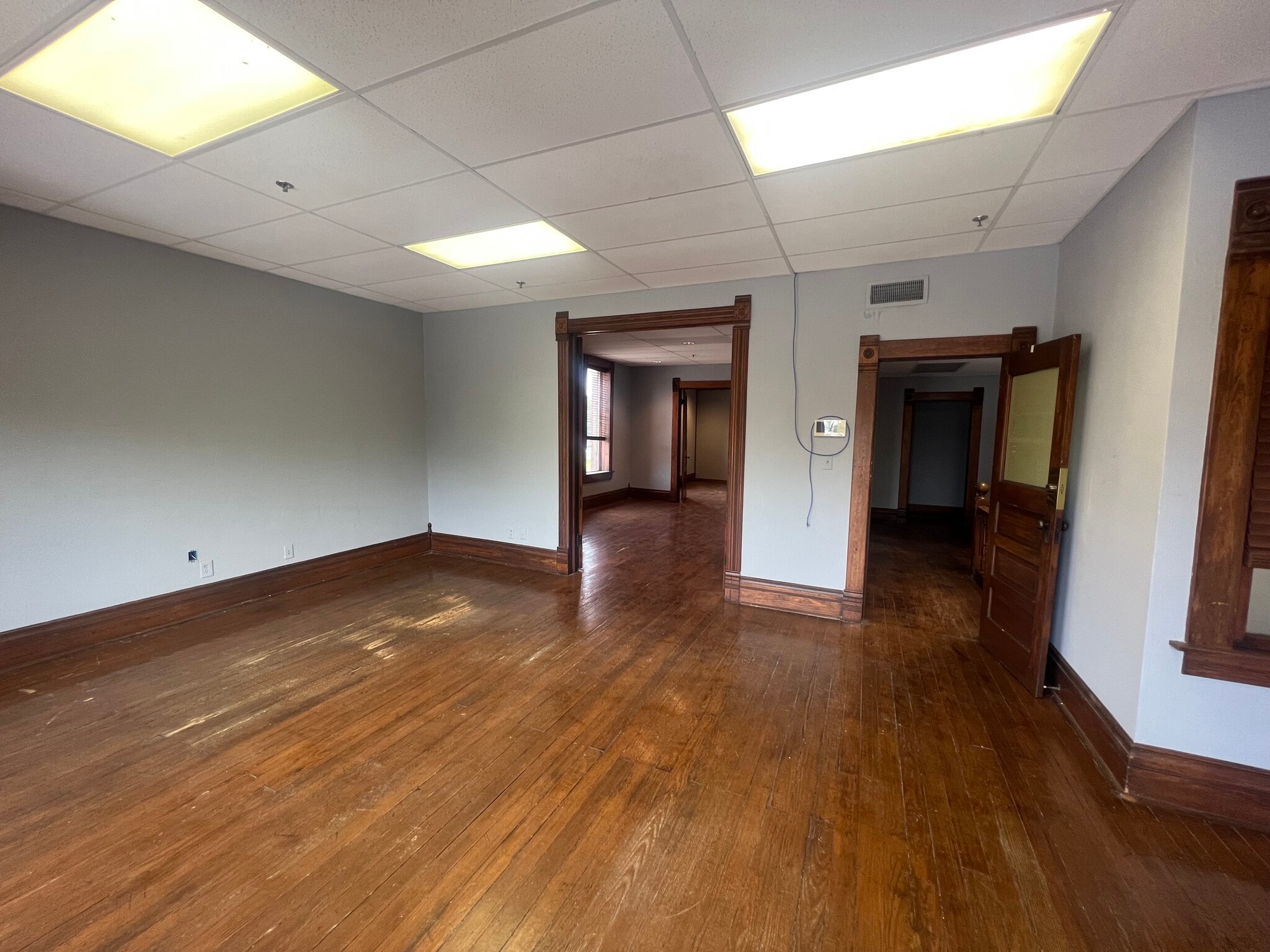 Building Photo - 915 1/2 W Douglas Ave