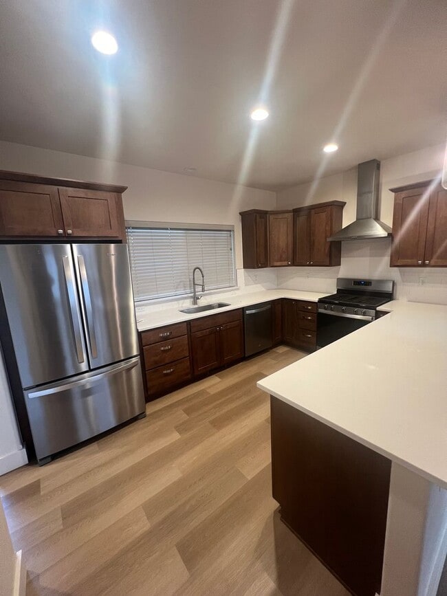 Building Photo - Amazing Newer 3 Bed 2.5 Bath Unit