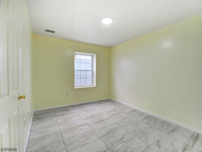 Building Photo - 13 Lisa Ct