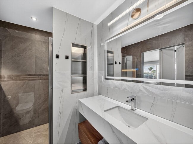 Building Photo - 1002 Shorewinds Dr